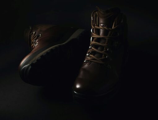 ciemne buty trekkingowe